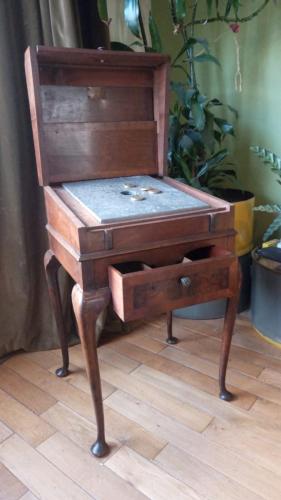 TBC bureau style with closing lid